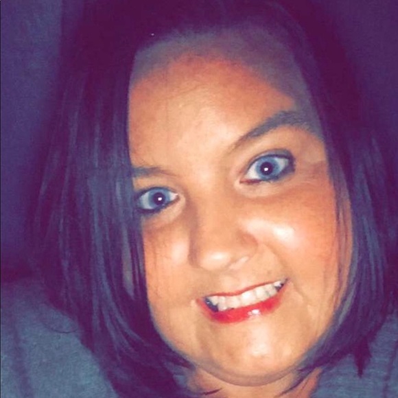 Hi I’m Heather. I love handbags,shoes and clothes! - Picture 3 of 6